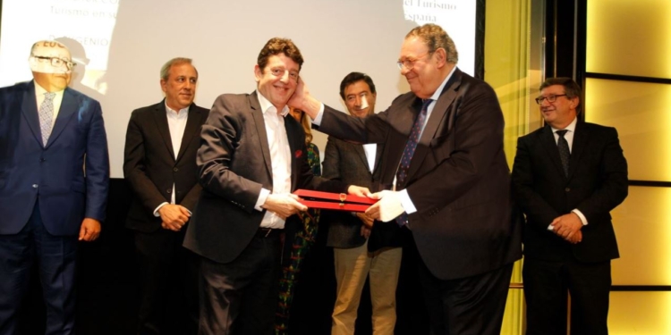 Mesa del Turismo entrega a Eugenio de Quesada un premio