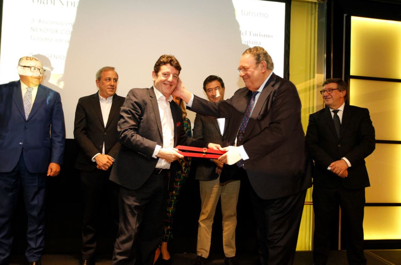 Mesa del Turismo entrega a Eugenio de Quesada un premio