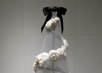 Varias maisons participan en una subasta de árboles