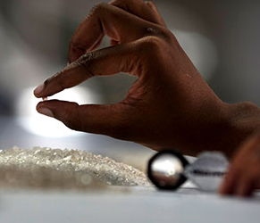 Las rebajas y la cercanía navideña impulsan las ventas de diamante en bruto