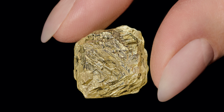 Aparece en Canadá un rarísmo diamante amarillo