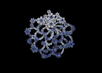 Un broche para el desfile de verano 2023 de Dior Men