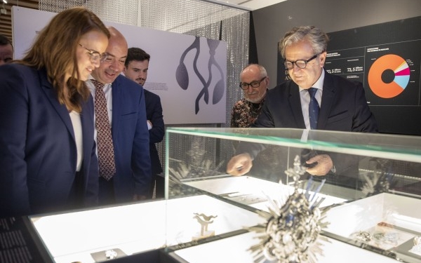 Una exposición muestra la trayectoria de la joyería y la platería en Córdoba