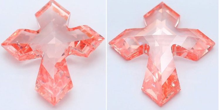 Diamante sintético rosa en forma de cruz de 5 quilates