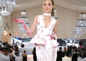 La esquiadora Eileen Gu luce IWC en la Met Gala 2023