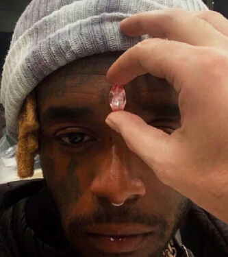 ¿Un diamante de 24 millones engastado en la frente?