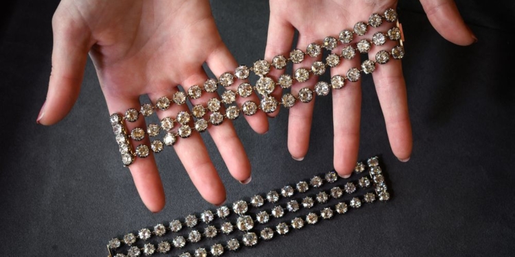 Dos brazaletes de Marie Antoinette podrían alcanzar entre los 2 ó 4 millones