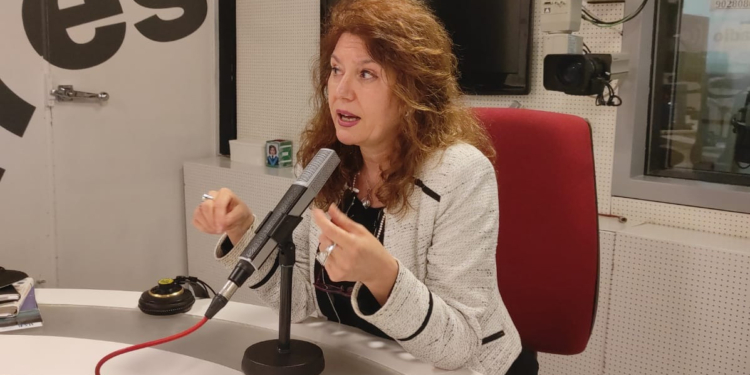 Las gemas y las joyas saltan a las ondas de la mano de Laura Márquez