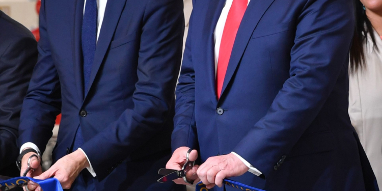 EE.UU amenaza con represalias al lujo francés en respuesta a la Tasa Google