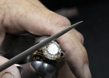 FACET crea una colección con diamantes trazados