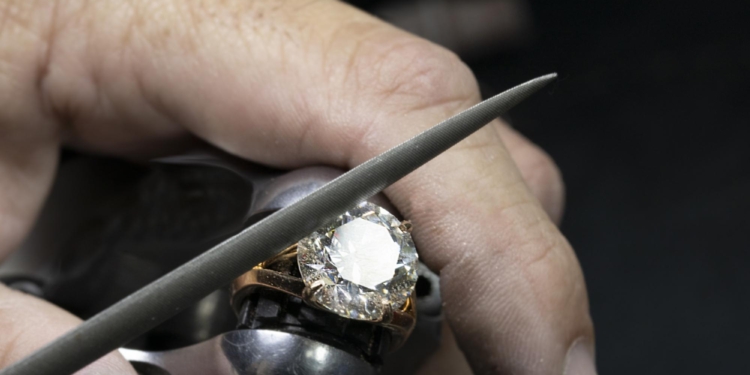 FACET crea una colección con diamantes trazados