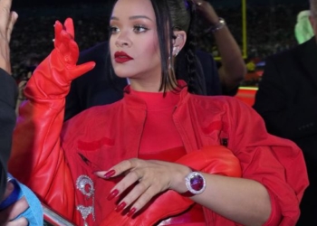 Rihanna lució durante Superbowl un reloj de Jacob & Co