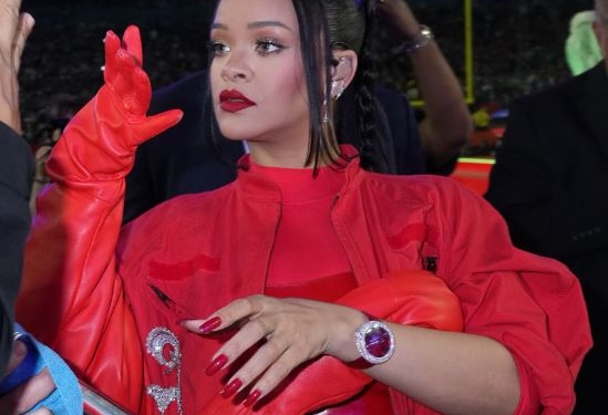 Rihanna lució durante Superbowl un reloj de Jacob & Co