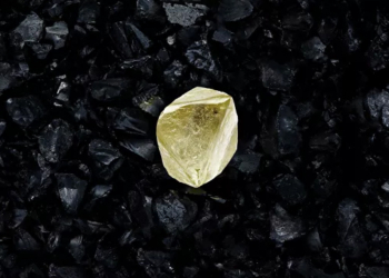 Un gran diamante amarillo homenajea a la vacuna rusa contra el Covid-19