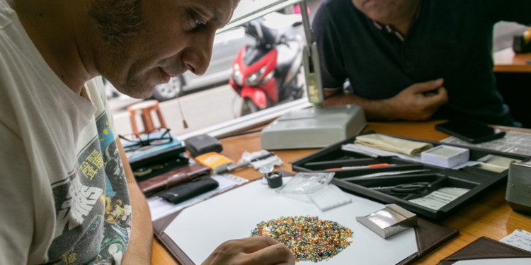 Tomás de Frutos: Cuanto más te acercas al origen de la piedra de color más entiendes la dificultad para su seguimiento