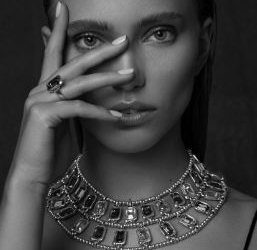 UNOde50 reinterpreta su clavo en la colección Curious