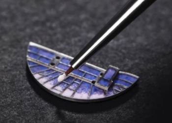 Van Cleef & Arpels presenta sus esmaltes en los relojes