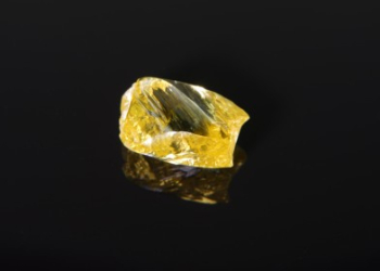 Alrosa extrae el primer gran diamante amarillo de su nueva mina siberiana