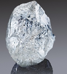 Un diamante en bruto del tamaño de una nuez, a subasta