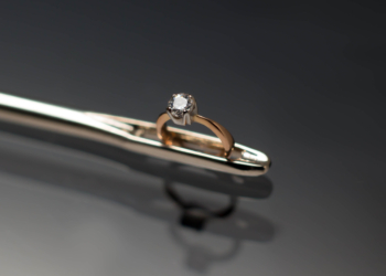 Presentan el anillo más pequeño del mundo