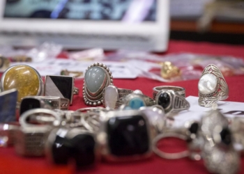 Relojes Cartier o joyas de zafiro y diamantes: objetos perdidos que salen a subasta