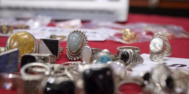 Relojes Cartier o joyas de zafiro y diamantes: objetos perdidos que salen a subasta