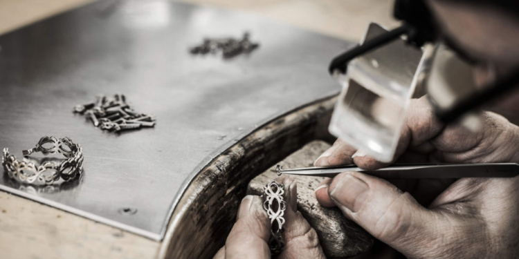 Los artesanos joyeros ven en la Red la vacuna contra la crisis Covid