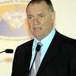 El expresidente de las Bolsas de Diamantes gana el primer asalto contra la entidad