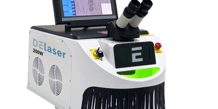 Delarosa cumple 25 años creando y reparando joyas