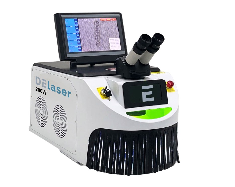 Delarosa cumple 25 años creando y reparando joyas