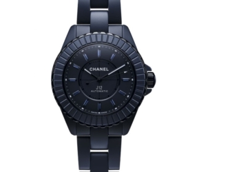 J12 Bleu, el reloj de Chanel, ahora en cerámica azul mate
