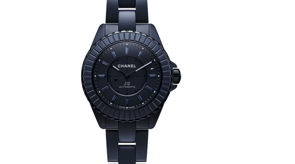 J12 Bleu, el reloj de Chanel, ahora en cerámica azul mate