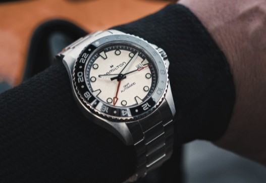 El modelo Khaki Navy Scuba estrena función GMT