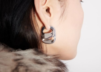 La marca Ferragamo presenta su colección de joyas silver