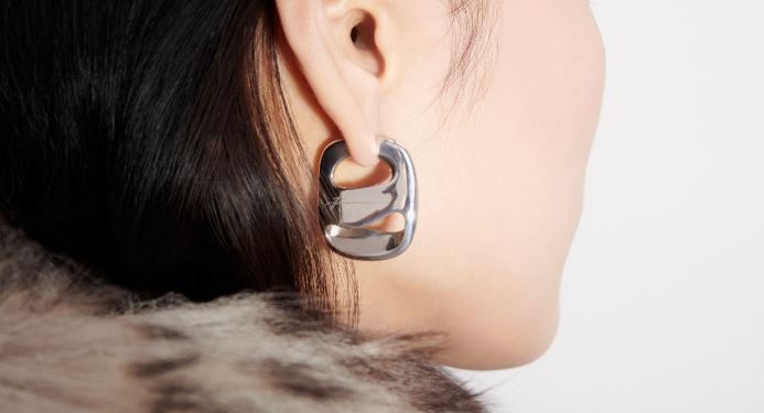 La marca Ferragamo presenta su colección de joyas silver