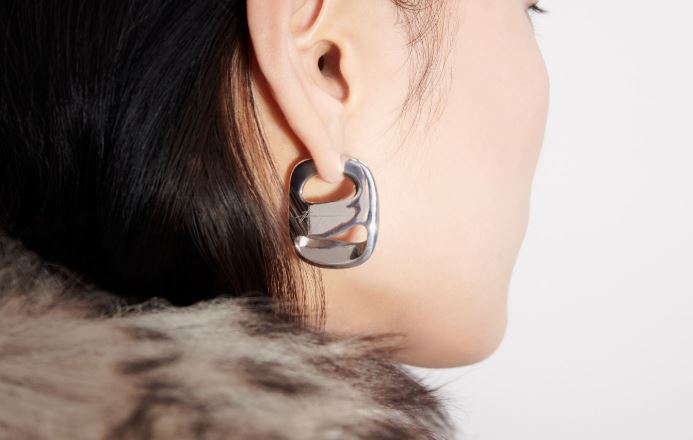 La marca Ferragamo presenta su colección de joyas silver