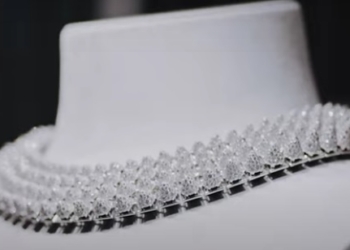 Exposición de Clash [UN]LIMITED en Los Ángeles, con Finneas y la embajadora Lily Collins