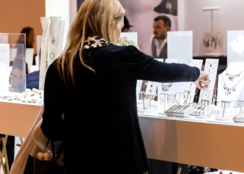 El Gobierno aprueba 7.000 millones en ayudas directas a autónomos, entre ellos los del Comercio