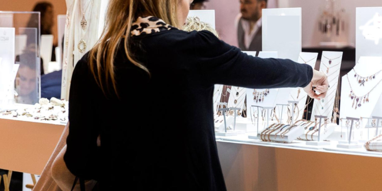 El Gobierno aprueba 7.000 millones en ayudas directas a autónomos, entre ellos los del Comercio