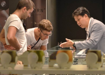 La mayoría de clientes de joyas con diamantes prefieren las compras físicas