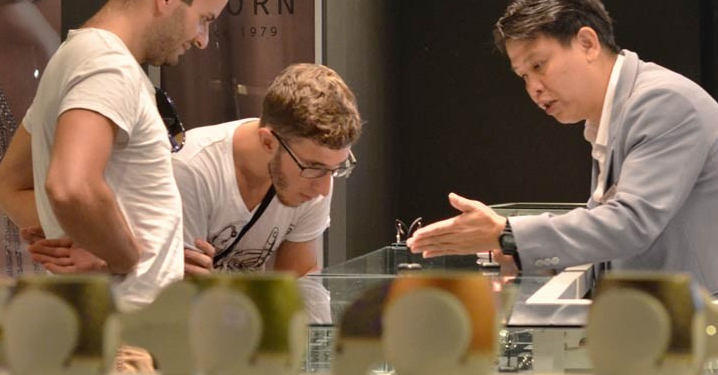 La mayoría de clientes de joyas con diamantes prefieren las compras físicas