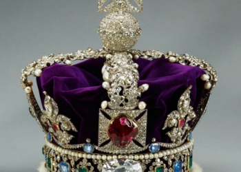 La historia de la piedra preciosa de origen español que ha coronado a Carlos III