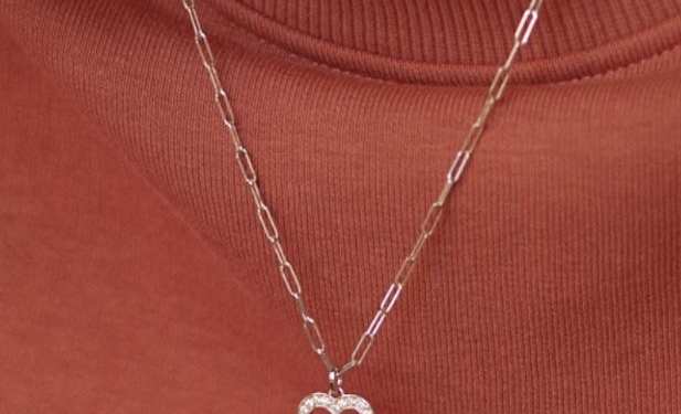 Dinh Van muestra una colección con símbolos de amor