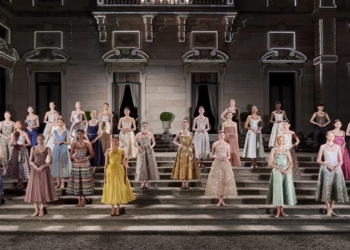 Dior presenta 170 piezas en los jardines de alta costura