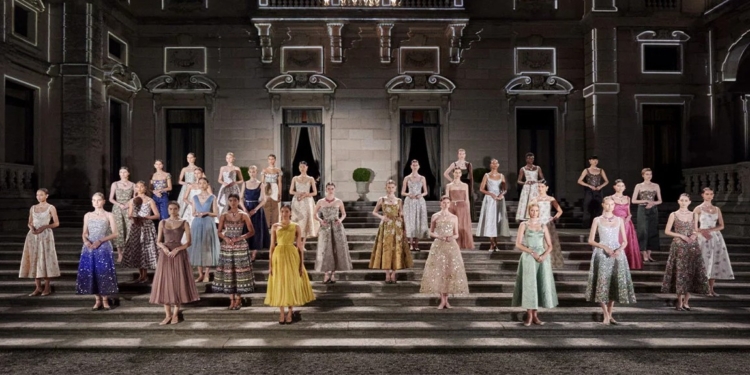 Dior presenta 170 piezas en los jardines de alta costura