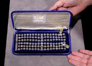 Brazaletes de María Antonieta en gira internacional