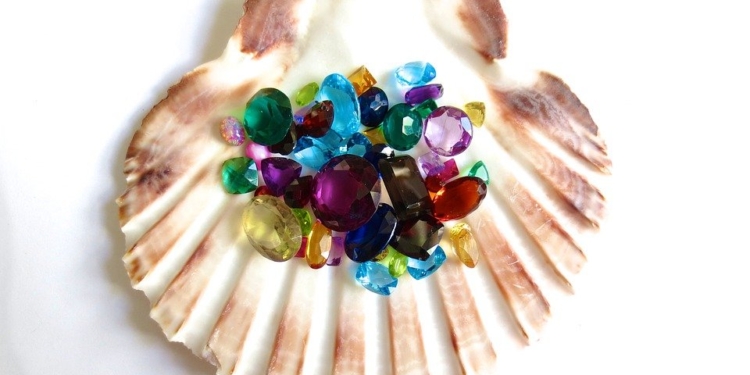 Las piedras preciosas de colores captan más la atención del consumidor y del comercio