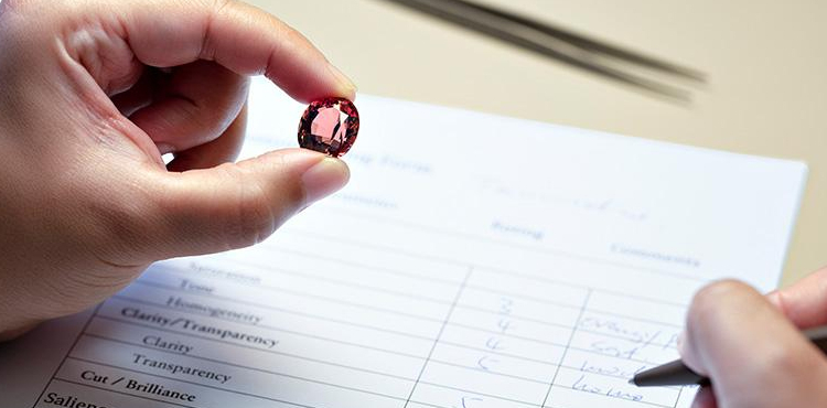 Un laboratorio suizo propone una clasificación de piedras de color similar a la de los vinos