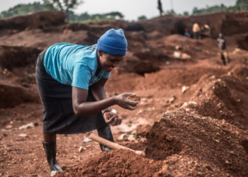 Cavando por la igualdad: Un proyecto en África para las mineras artesanales