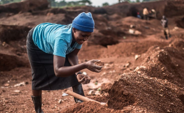 Cavando por la igualdad: Un proyecto en África para las mineras artesanales